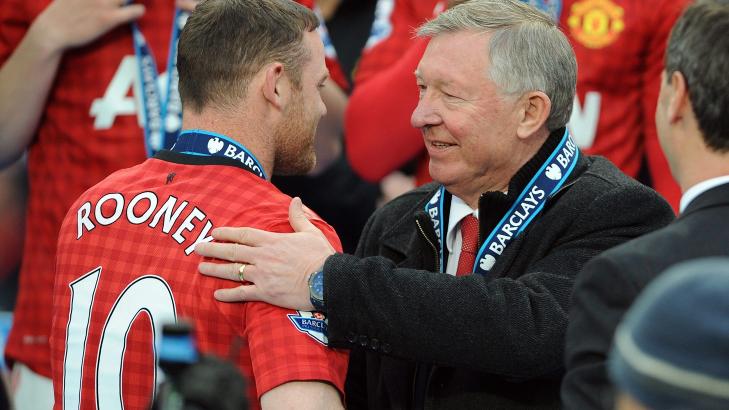 FORSVINNER BEGGE? Alex Ferguson klapper Rooney p� skulderen etter at United mottok Premier League-gullmedaljene i g�r. Manageren bekreftet sist ukes opplysninger om at Rooney har bedt om � bli solgt. Foto: Peter Powell, EPA / NTB Scanpix