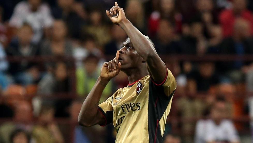 HYSJET: Mario Balotelli gestikulerte til Roma-supporterne som drev rasistisk hets mot ham under g�rsdagens kamp. Foto: MATTEO BAZZI, EPA / NTB SCANPIX