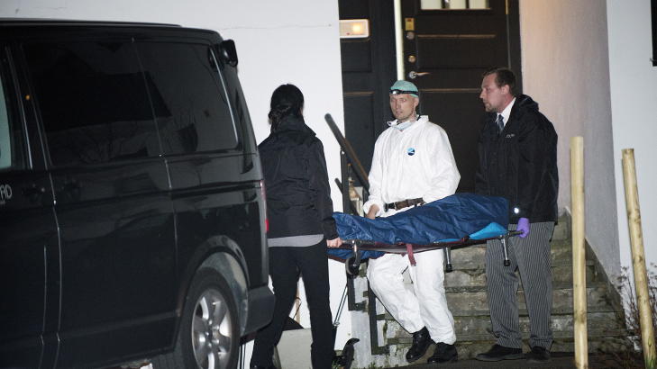 GRANSKNING: Her hentes et av likene ut fra huset p� Ulv�ya.Foto: Benjamin A. Ward / Dagbladet