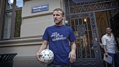 OGS� BARNAS HELT:  Suksess-forfatter Jo Nesb� p� Sehesteds Plass, utenfor forlaget, i fjor h�st forbindelse med forlagets h�stlansering. Og ny Doktor Proktor-bok.
Foto: Lars Eivind Bones / Dagbladet