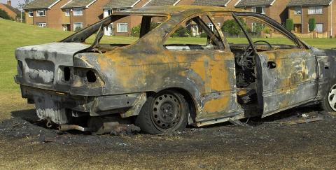 SKROT P� NABOEIENDOMMEN: Et bilvrak p� naboeiendommen kan v�re innenfor grensen av hva du m� akseptere, men du kan ogs� p�kalle kommunens oppmerksomhet for � f� dem til � p�legge opprydding. Foto: Mark Richardson/ThinkStock