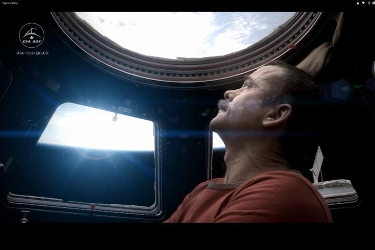 SOSIALE MEDIER-STJERNE: Chris Hadfield har mer enn 700.000 f�lgere p� Twitter, og egen YouTube-kanal. Video: NASA