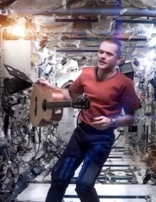 Slik har du verken sett eller h�rt en astronaut f�r