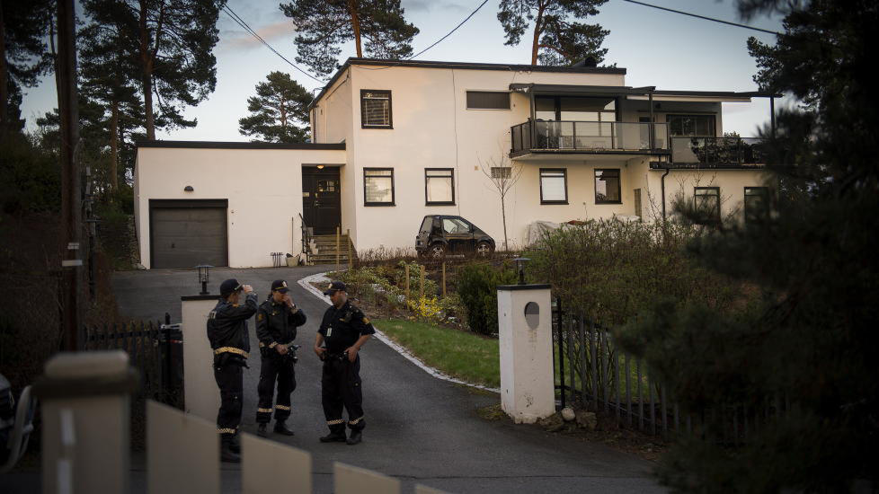 DRAP OG SELVDRAP: Det var i dette huset p� Ulv�ya utenfor Oslo det s�ndag ettermiddag ble funnet to d�de mennesker. Foto: Benjamin A. Ward / Dagbladet