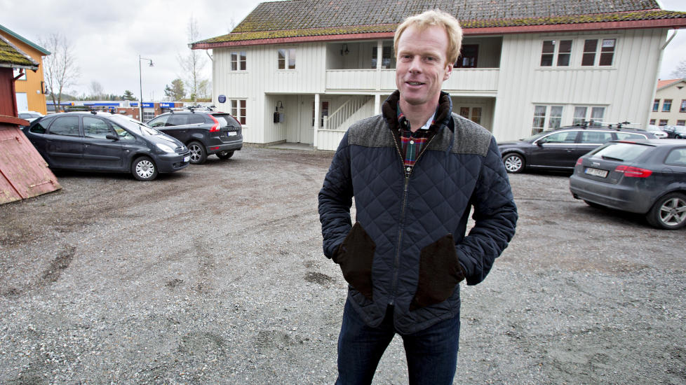 B�TELEGGES: Bj�rn D�hlie m� ut med 50 000 kroner i bot for tr�rne han hogde p� denne tomta p� Jessheim, uten tillatelse, i vinter. Mandag formiddag sa skikongen til Dagbladet at han var �ferdig med saken�. Foto: Torbj�rn Berg / Dagbladet