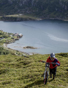 - Hadde du stått på ski ned her, tør du også sykle utfor