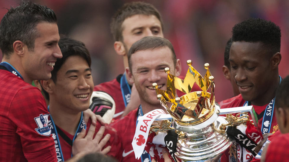 SISTE GANG? Wayne Rooney fulgte g�rsdagens United-kamp fra tribunen, men dro p� seg drakta og ble med ut for � l�fte Premier League-trofeet. Her sammen med Robin van Persie, Shinji Kagawa, Michael Carrick og Danny Welbeck. Foto: Jon Super, AP / NTB Scanpix