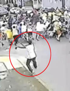 Video viser p�st�tt skytedesperado idet han skyter mot paraden