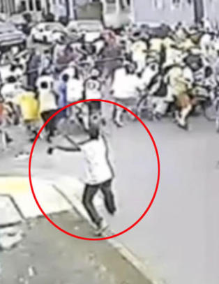 Video viser p�st�tt skytedesperado idet han skyter mot paraden