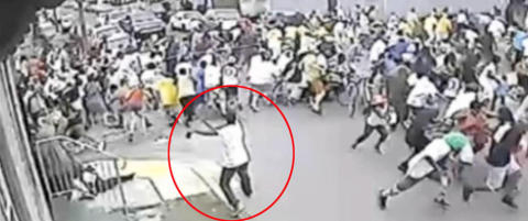 Video viser p�st�tt skytedesperado idet han skyter mot paraden