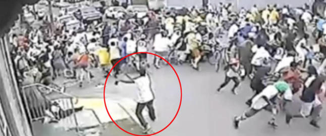 Video viser p�st�tt skytedesperado idet han skyter mot paraden