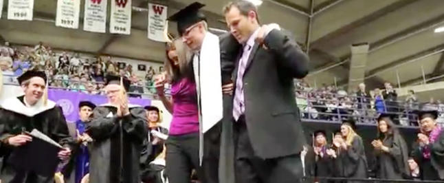 Rullestolbrukeren Sam (21) fikk full applaus da han reiste seg og gikk for � ta imot vitnem�let sitt