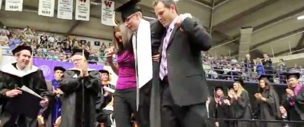 Rullestolbrukeren Sam (21) fikk full applaus da han reiste seg og gikk for � ta imot vitnem�let sitt