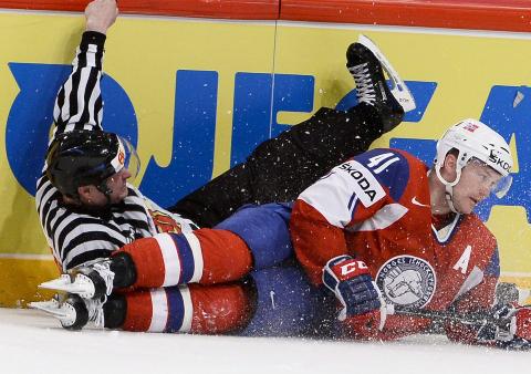 Dommeren fikk h�re det da han ga Thoresen utvisning