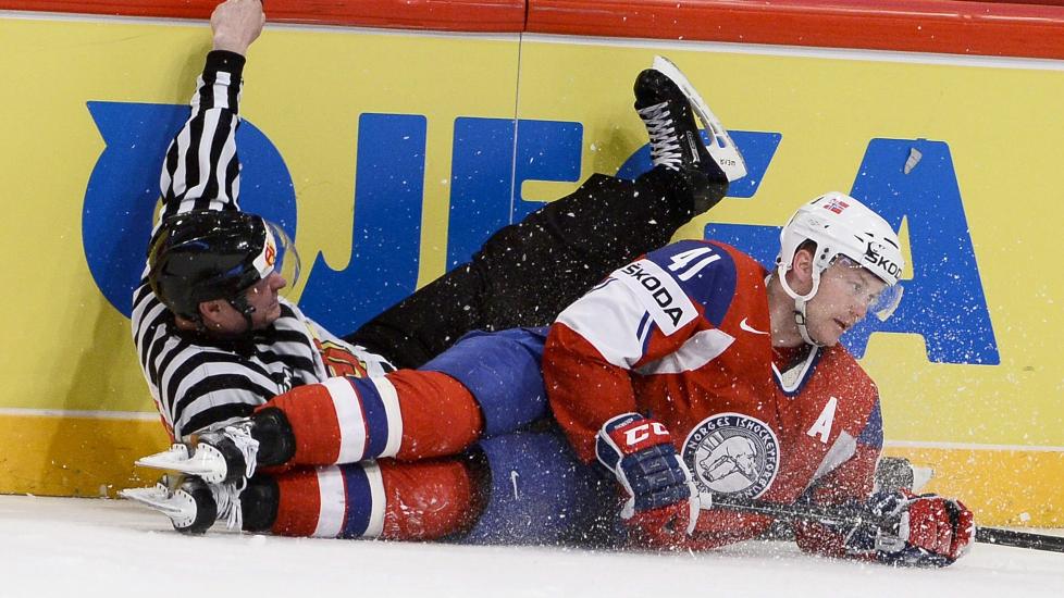 P� KOLLISJONSKURS: Patrick Thoresen var frustrert etter Sveits' andre m�l s�ndag, og fikk ti minutters utvisning etter en utbl�sing. Her kolliderer han med dommeren p� et annet tidspunkt i kampen. Foto: Claudio Bresciani / EPA / NTB Scanpix