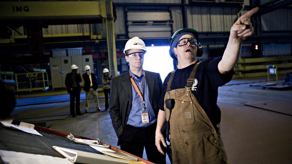 B�RSVINNER: Sjef for skipsverftet Aker Philadelphia Shipyard, Kristian R�kke (t.v.), er vinneren p� Oslo B�rs det siste �ret. Foto: Johannes Wors�e Berg