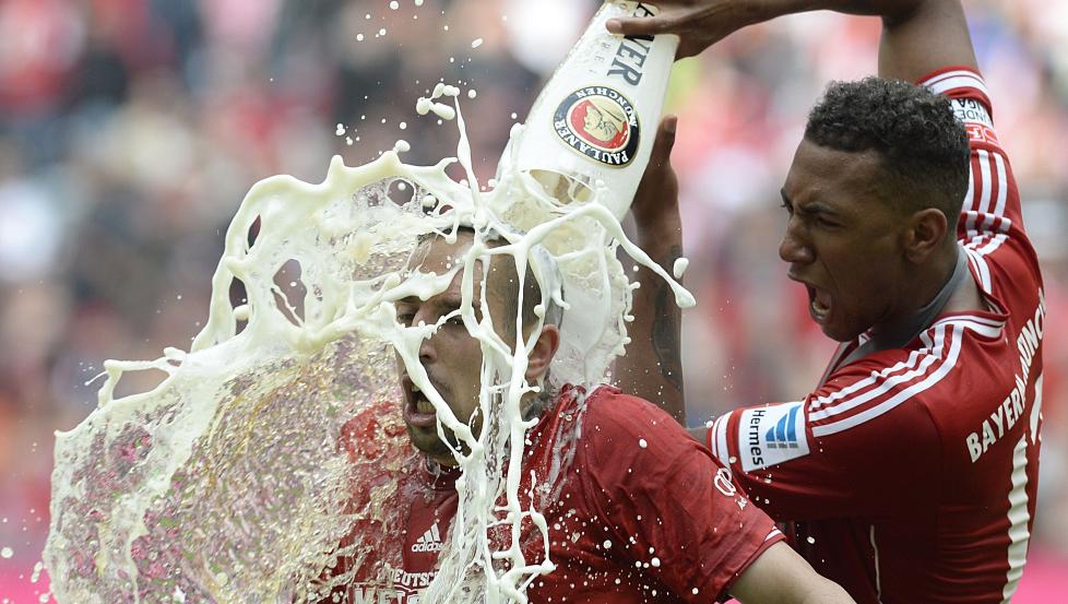  RASER:  Bayern M�nchens forsvarer, Jerome Boateng, m� t�le at Franck Ribery ikke vil snakke med han p� trening eller i garderoben. Det lover Ribery etter at lagkameraten helte �l over han under lagets gullfeiring. Foto: AFP PHOTO / CHRISTOF STACHE / NTB Scanpix