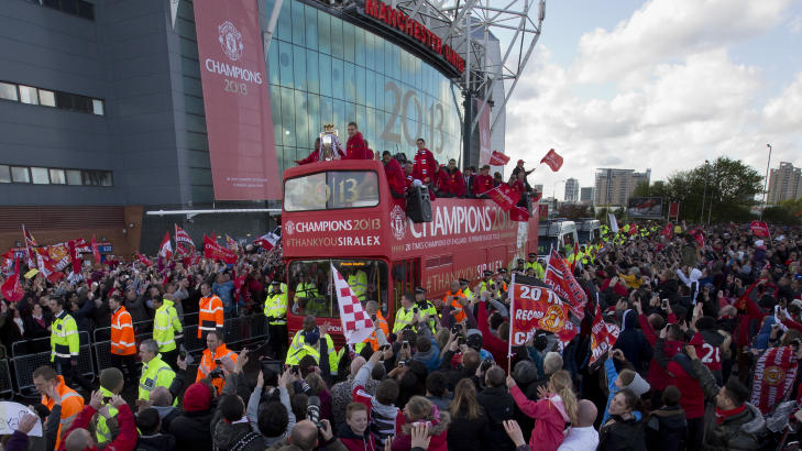 HYLLET:  Manchester United spillerne feiret i kveld ligatittelen med fansen utenfor Old Trafford.  Foto: AP Photo / Jon Super / NTB scanpix