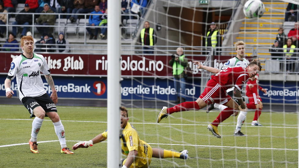 VAKKERT M�L: Her scorer Nicki Bille Nielsen sitt andre m�l for sesongen, seinere fulgte Tarik Elyounoussi opp med sitt femte da RBK vant fortjent mot H�nefoss. Foto: Heiko Junge / NTB Scanpix