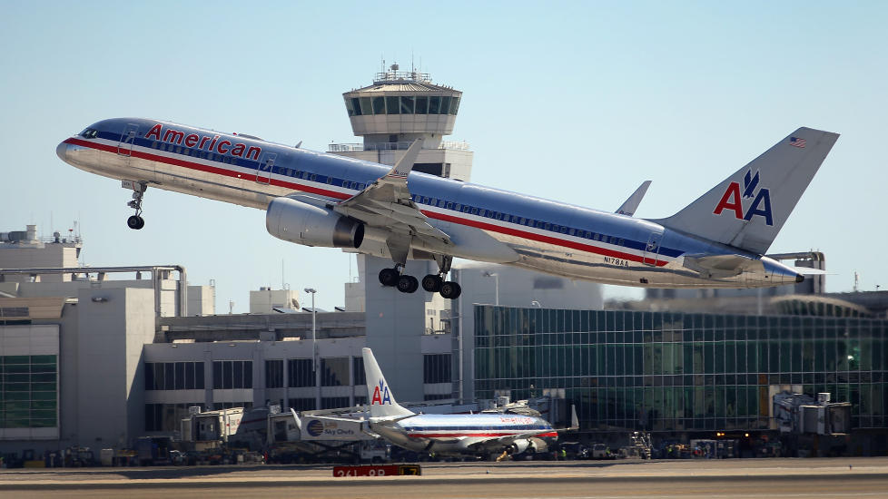 M�TTE AVBRYTE: En kvinne ble f�rt syngende av et American Airlines-fly i dag. Foto: Joe Raedle/Getty Images/AFP/NTBScanpix