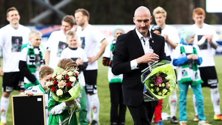  OVER:  H�nefoss-kaptein Frode Lafton m� legge fotballskoa p� hylla p� grunn av kneskade. I kveld ble han hyllet p� AKA Arena. Foto: Anders Hoven / Digitalsport