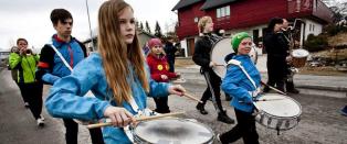 Bilist med balltre  fors�kte � meie ned musikkorps med 60 barn og ungdommer