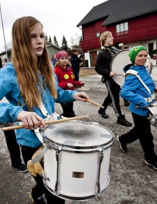 Bilist fors�kte � meie ned musikkorps med 60 barn og unge