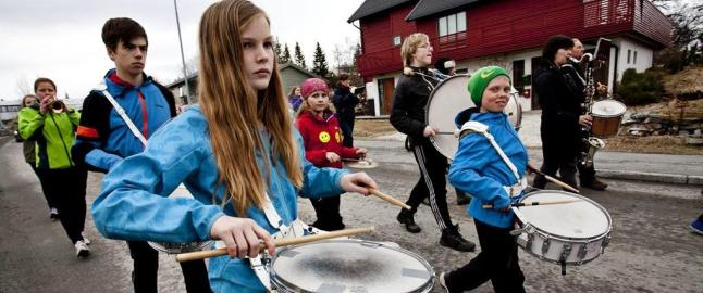 Bilist fors�kte � meie ned musikkorps med 60 barn og unge