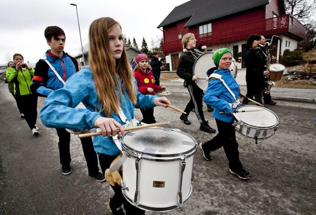 Bilist med balltre  fors�kte � meie ned musikkorps med 60 barn og ungdommer