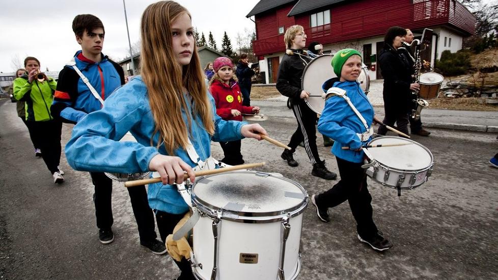 FORS�KTE P�KJ�RT: Etter at hendelsen var et faktum samlet de voksne barna sammen ved Kulturskolen i Troms�. Deretter valgte de � avdramatisere hendelsen for barna ved � fortsette med den planlagte korps�velsen. Foto: Vidar Dons Lindrupsen