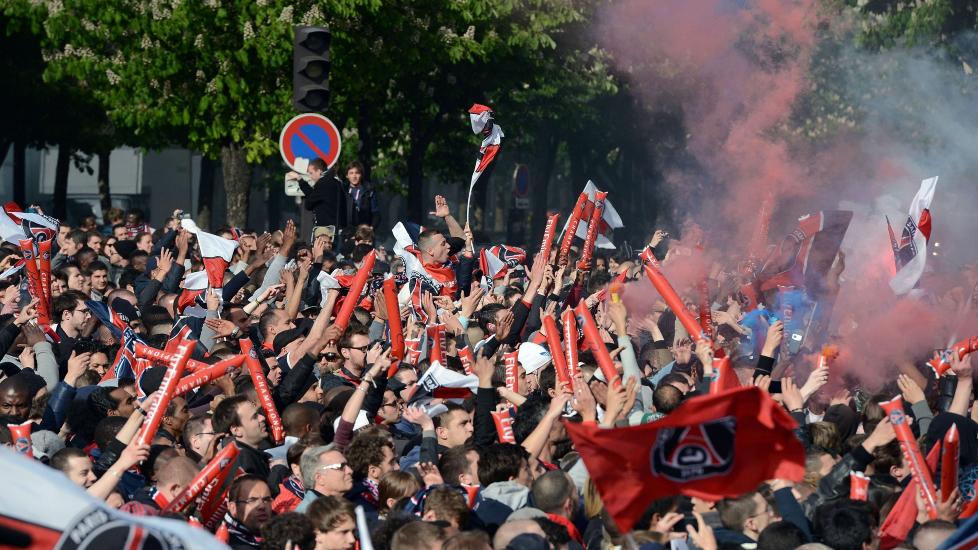 BR�K: Flere personer hadde bragt r�ykbomber til Paris Saint Germains gullparade i Paris i dag. Foto: AFP PHOTO / FRANCK FIFE