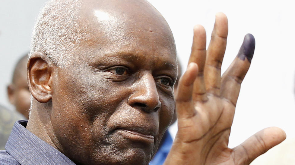 STATSLEDEREN: Angolas president Jose Eduardo dos Santos har siden 1979 sittet ved makten i Angola, som blir omtalt som et familiestyrt diktatur.  Her viser han blekket p� fingeren etter � ha stemt ved valget i fjor, som han for �vrig vant. REUTERS/Siphiwe Sibeko