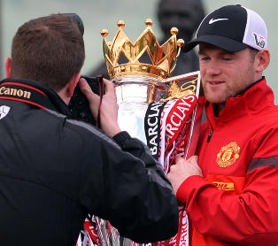 - Moyes vil innkalle Rooney til toppm�te