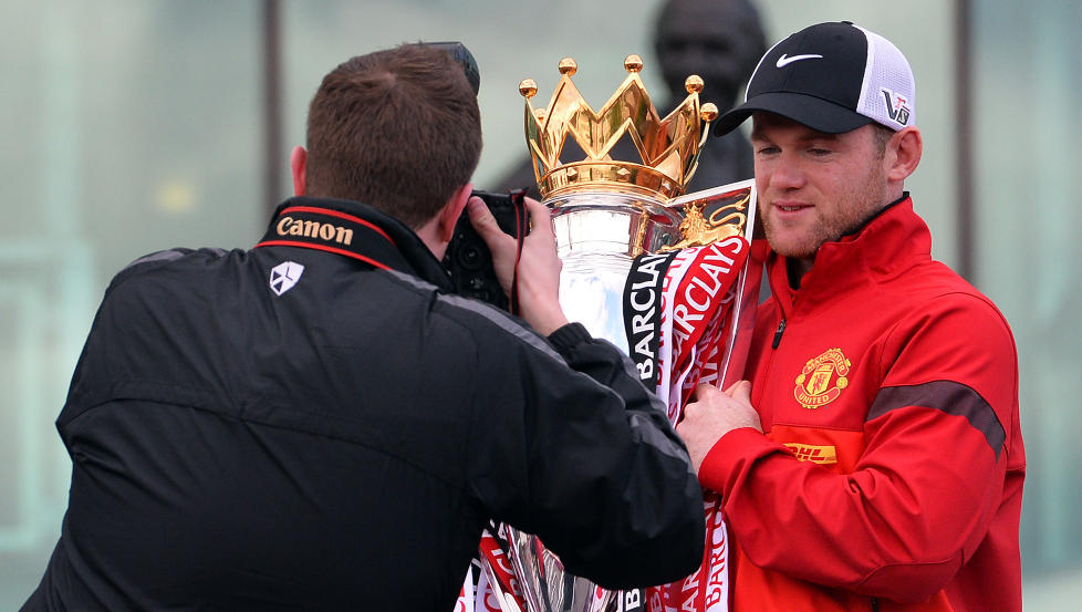 HVA SKJER?  Wayne Rooney kj�lte med pokalen under g�rsdagens gullparade i Manchester. FOTO: NTB SCANPIX
