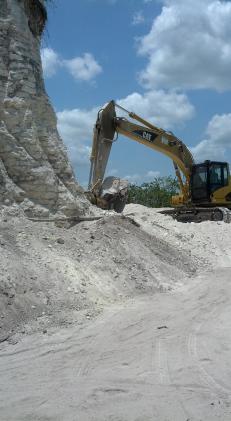 Bulldoser jevnet 2300 �r gammel Maya-pyramide  med jorden