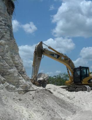 Bulldoser jevnet 2300 �r gammel Maya-pyramide  med jorden