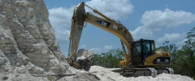 Bulldoser jevnet 2300 �r gammel Maya-pyramide  med jorden