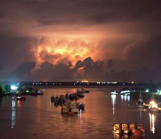Skip med 200 passasjerer kantret i Myanmar