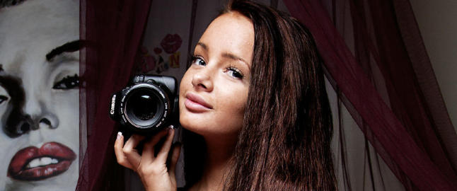 Sophie Elise Isachsen (18) har blitt rik på å skrive om seg selv på nettet