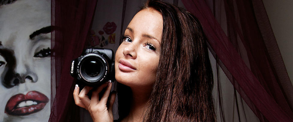Sophie Elise Isachsen (18) har blitt rik på å skrive om seg selv på nettet