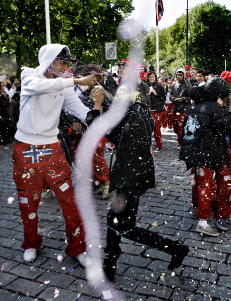 - Russefeiringen foreg�r p� premissene til en liten gruppe rike, hvite nordmenn