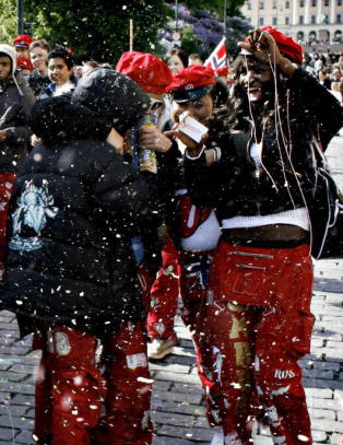 - Russefeiringen foreg�r p� premissene til en liten gruppe rike, hvite nordmenn