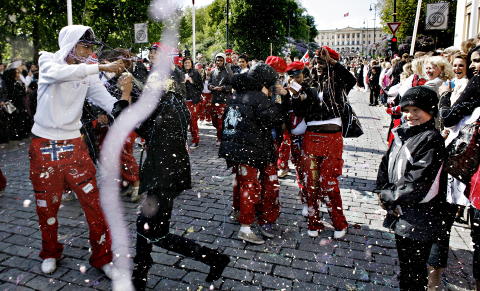 - Russefeiringen foreg�r p� premissene til en liten gruppe rike, hvite nordmenn