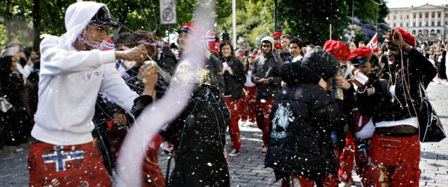 - Russefeiringen foreg�r p� premissene til en liten gruppe rike, hvite nordmenn