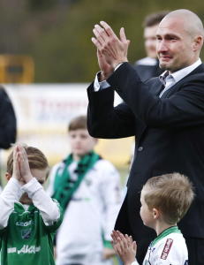 Oliver (8) gr�t for pappas fotball-avskjed