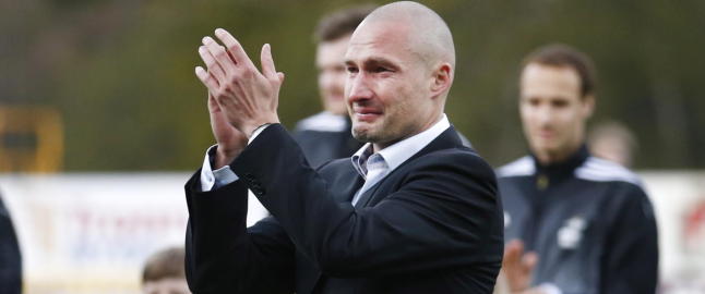 Oliver (8) gr�t for pappas fotball-avskjed