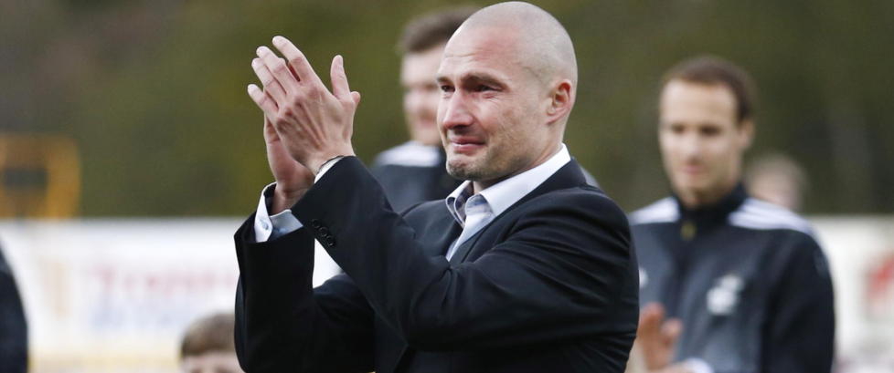 Oliver (8) gr�t for pappas fotball-avskjed