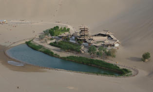 Iverksatte storstilt redningsaksjon da det 2000 �r gamle vannhullet nesten var borte