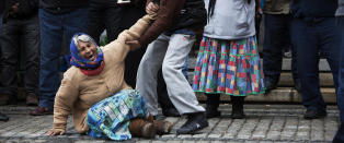 Rundt 100  romfolk demonstrerte for en plass � bo