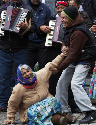 Rundt 100  romfolk demonstrerte for en plass � bo
